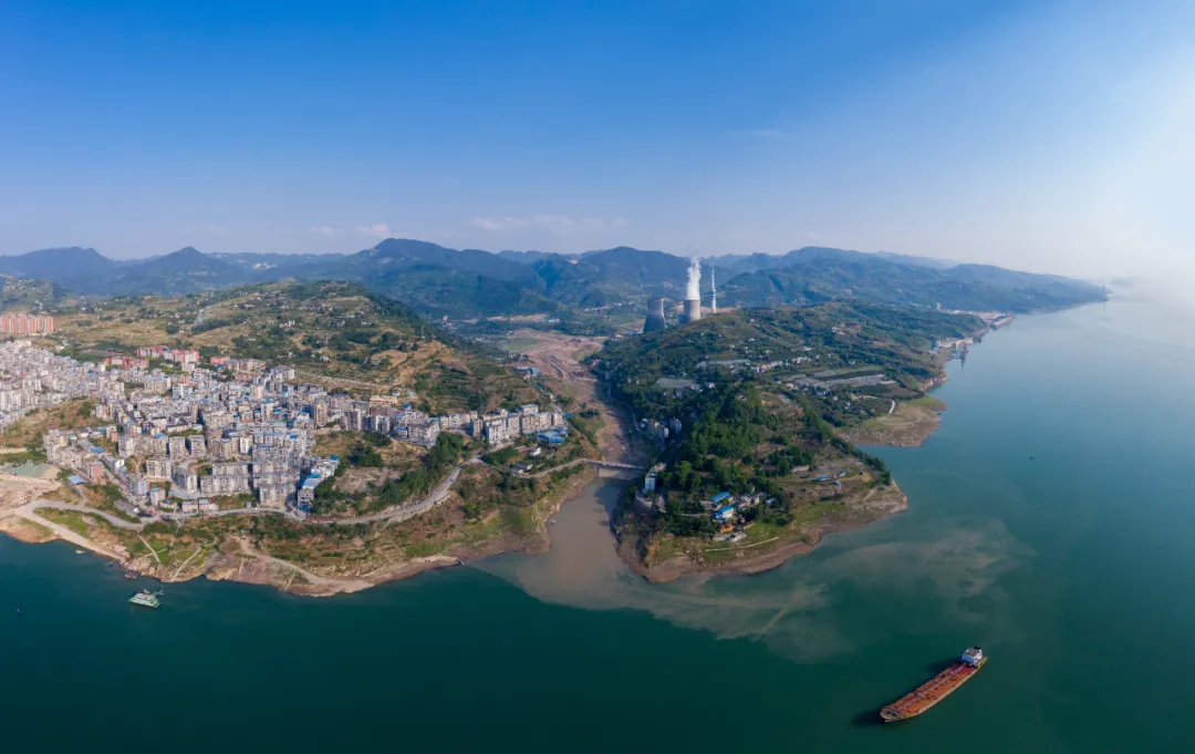 通江達(dá)海！徐工挖機(jī)助力萬州現(xiàn)代物流樞紐港建設(shè)